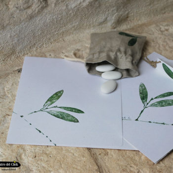 Favini scrive la parola “sostenibile” su carta di alghe e cuoio.