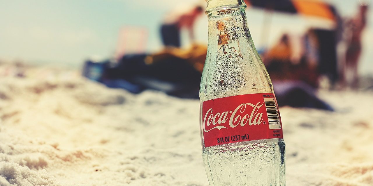 L’impegno di Coca-Cola: raccogliere e riciclare tante bottiglie quante quelle che vende (anche se non sono sue)