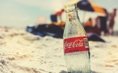 L’impegno di Coca-Cola: raccogliere e riciclare tante bottiglie quante quelle che vende (anche se non sono sue)