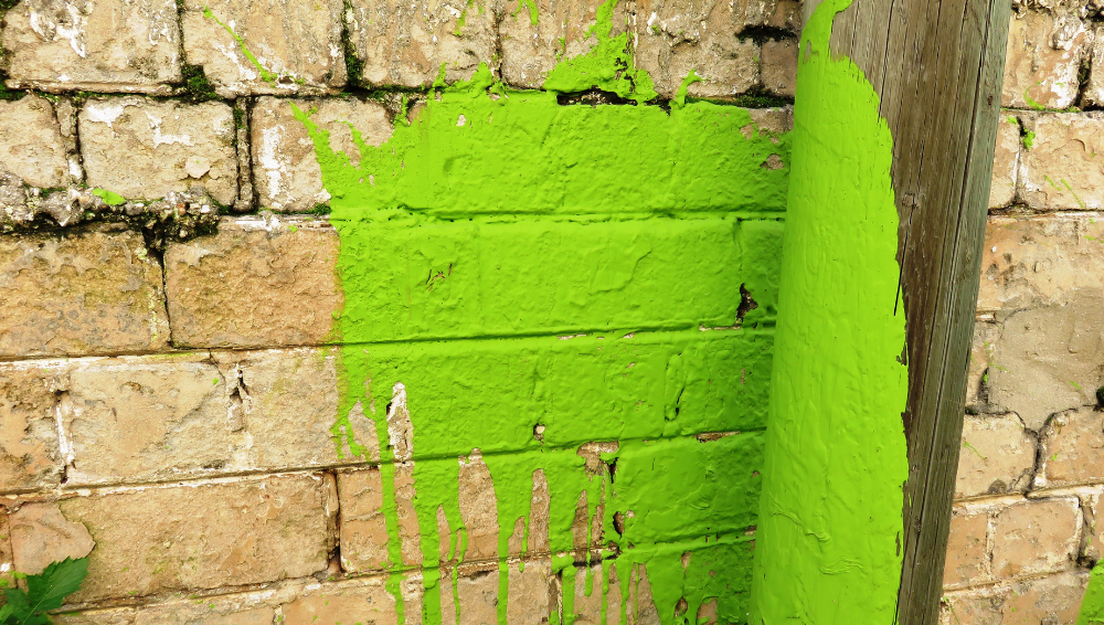 Muro con vernice verde: riferimento al fenomeno del greenwashing