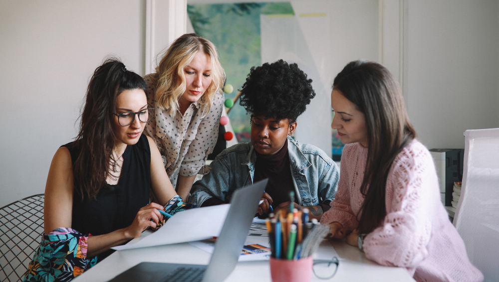 Parità di genere: il 40% delle donne ha subito contatti fisici non desiderati sul lavoro. Ripartire dai dati per sostenere l’equità